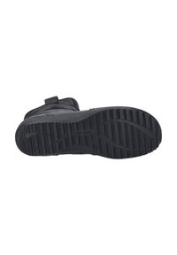 Semelle de chaussure en caoutchouc noir avec un motif de semelle comportant diverses rainures et crêtes. Pas de marque visible. Texture solide et durable.