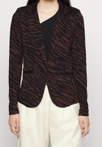 Brun och svart randig kavaj med skräddarsydd design, som har en slagkrage, enkel knappstängning och framfickor.