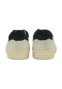 Sneakers scamosciati grigio chiaro e neri con suola piatta color crema. Presentano una tomaia testurizzata e un design distintivo del tallone.