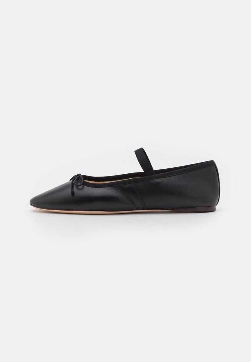 Sorte læder balletflade med spids tå, sløjfedetalje foran, elastisk rem og minimalistisk design. Glat tekstur med en fleksibel sål.