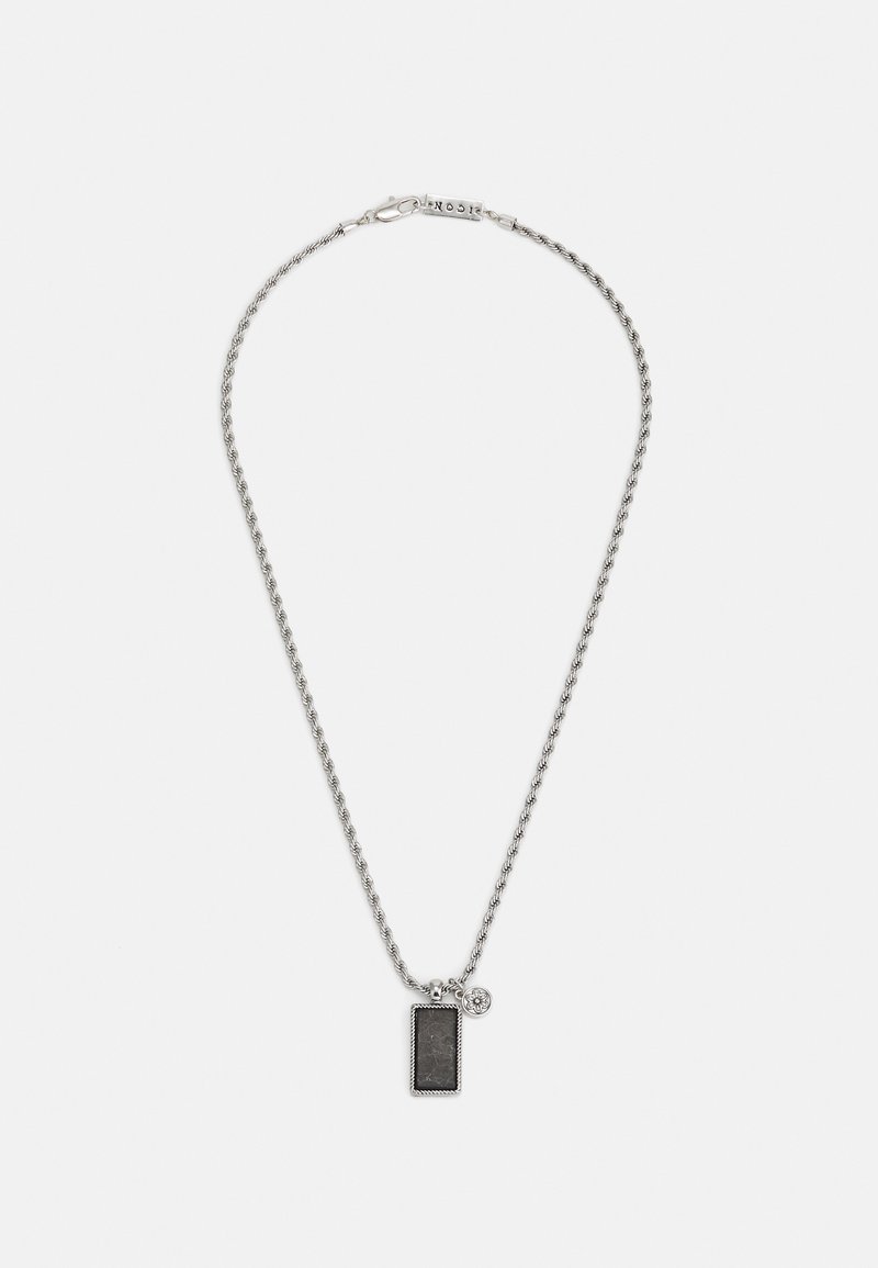 Colar de corrente prata com um pendente retangular preto, apresentando um design de corda fina e um pequeno charme circular com um detalhe em pedra.