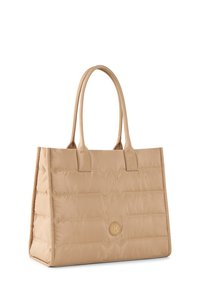 Beige quiltet tote bag med dobbelte håndtag og en logoaccent. Lavet af glat stof med en struktureret form og horisontale syningsdetaljer.