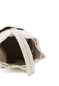 Borsa a spalla in pelle bianca con superficie morbida e testurizzata, dotata di un manico singolo e un ampio interno, dettagli cuciti e accessori in oro.