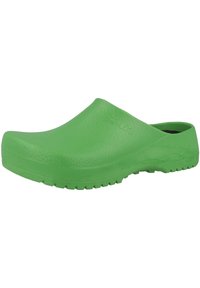 Groene klompen van textuur rubber. Eenvoudig ontwerp met een gesloten teen en open achterkant, voorzien van een dikke zool en een lichte kromming voor ondersteuning.