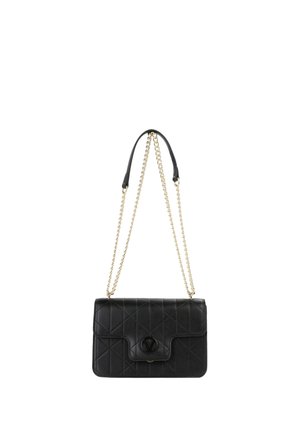 Borsa a tracolla in pelle nera con motivo trapuntato, tracolla a catena dorata e chiusura a scatto nera con logo. Forma rettangolare compatta.