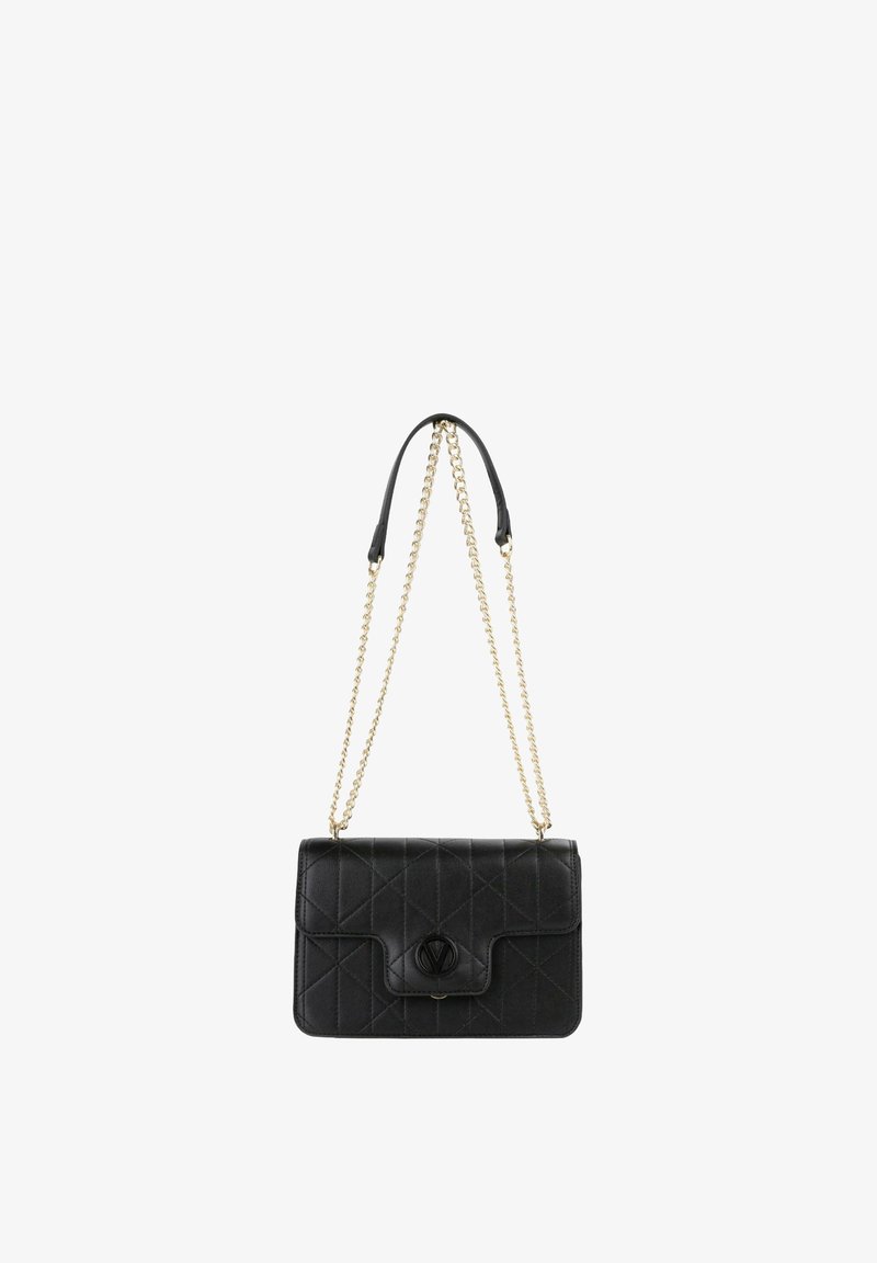 Bolso de cuero negro con patrón acolchado, asa de cadena dorada y cierre de pulsar con logo negro. Forma rectangular compacta.