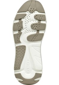 Vit sneakersula med en strukturerad yta, som har bruna gummisektioner och ventilationshål. Geox-logotypen är synlig.