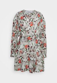 Dlouhé šaty s dlouhými rukávy z lehké tkaniny s tiskem, která obsahuje zelené, růžové a červené abstraktní vzory, s vázáním v pase a rozšířenou sukní.