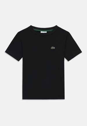 Czarny t-shirt z krótkim rękawem i okrągłym dekoltem, z małym zielonym haftowanym logo krokodyla na lewej piersi.
