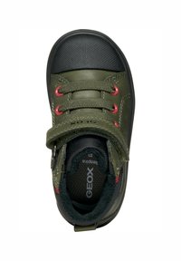 Botín sintético verde con punta de goma negra, acentos rojos, correa ajustable y forro texturizado. Presenta un logo en la plantilla.