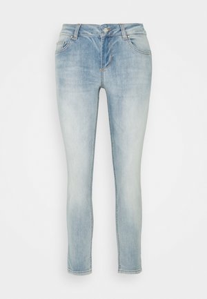 Jeans slim-fit color celeste con lavaggio sbiadito, bottone frontale e zip, stile a cinque tasche, esposti in posizione verticale su sfondo bianco semplice.