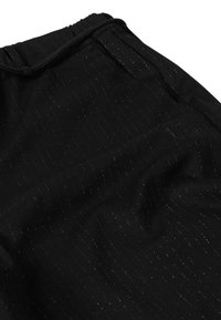 Pantalones cortos de tela negra con un sutil patrón texturizado, con cintura ajustable con cordón y un pequeño logo bordado en el costado.