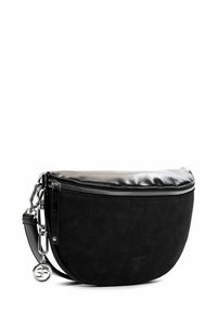 Borsa a mano in pelle nera con forma semi-circolare, dotata di una chiusura con zip, superficie testurizzata, hardware argentato e un ciondolo decorativo con logo.