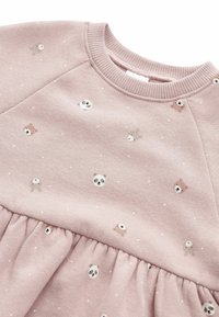 Helles rosa Kleid mit einem gerafften Rock, das kleine Drucke von Panda- und Bärenköpfen auf dem Stoff zeigt. Gemütliches und verspieltes Design.