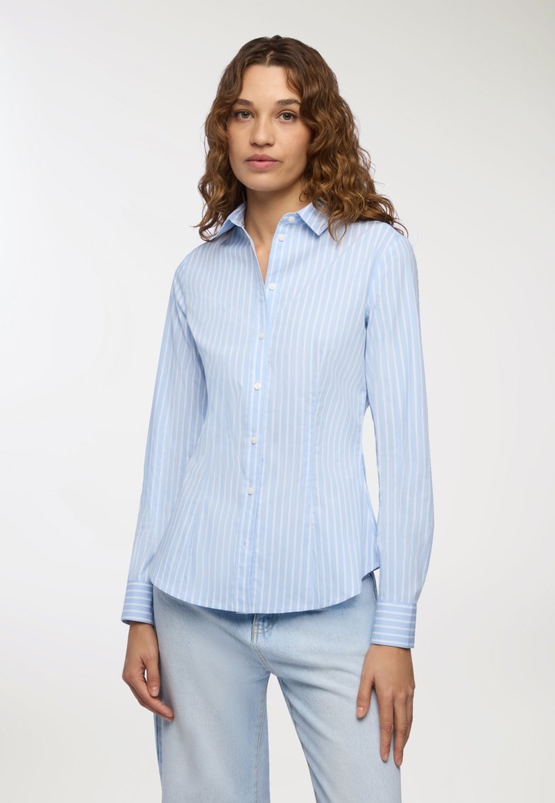 Camicia azzurra chiaro con bottoni, a righe bianche verticali, maniche lunghe, colletto e design aderente. Tessuto morbido con una superficie liscia.