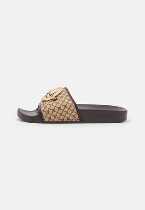 Singolo sandalo marrone con cinturino in tessuto stampato, emblema circolare dorato e "River Island" impresso sul lato della suola.