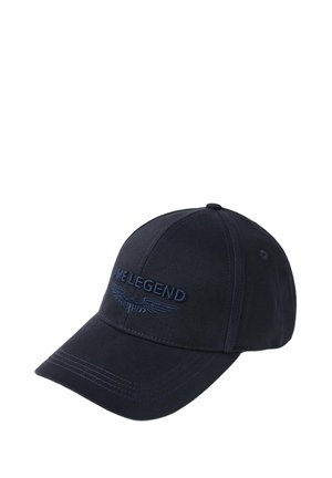 Marineblauwe katoenen baseballpet met geborduurde tekst "PRIME LEGEND" en vleugelontwerp; gebogen klep, zes-panelconstructie en verstelbare strap.