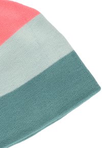 Gebreide beanie met horizontale strepen in koraal, lichtblauw en teal. Zachte textuur, ronde vorm, met een strakke pasvorm.