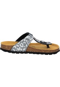 Sandalia con plantilla de corcho y una tira de leopardo negro y plateado, con un estilo de dedo del pie, suela texturada negra y acento de botón ajustable.