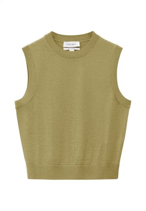 Mouwloos olijfgroen gebreid sweatervest met geribbelde ronde hals, armsgaten en zoom, plat gelegd op een witte achtergrond.