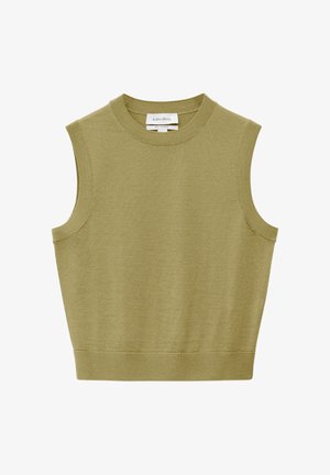 Mouwloos olijfgroen gebreid sweatervest met geribbelde ronde hals, armsgaten en zoom, plat gelegd op een witte achtergrond.