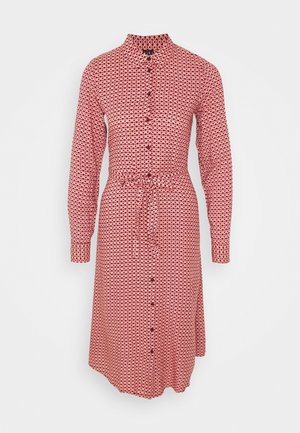 Robe midi à manches longues boutonnée, avec un motif géométrique rose et noir et une ceinture nouée à la taille.