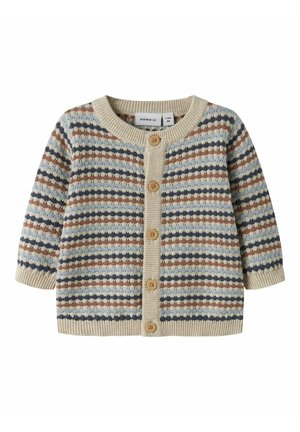 Cardigan bébé avec motif tricoté à rayures beige, bleu et marron, boutons en bois, et poignets, col et ourlet côtes.