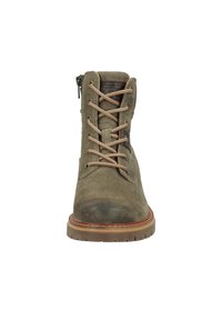 Olivgrüner Wildleder-Stiefelette mit braunen Akzenten, Metallösen und beigen Schnürsenkeln. Verfügt über einen seitlichen Reißverschluss und eine strukturierte Gummisohle.