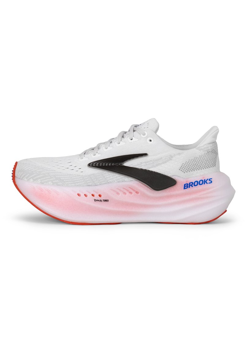 Zapatilla de running con parte superior de malla blanca, acento lateral negro, suela rosa y blanca, y pisada roja. Presenta un collar acolchado y texturas intrincadas.