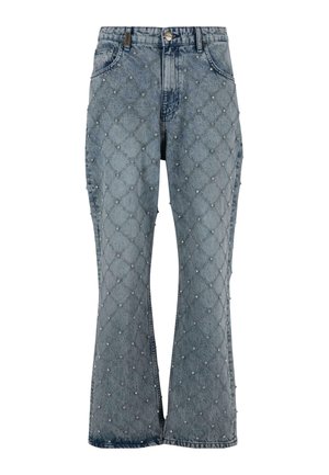 Bredde blå denim jeans med en kviltet mønster prydet med sølvnitter, fem lommer og en metalknaplukning.