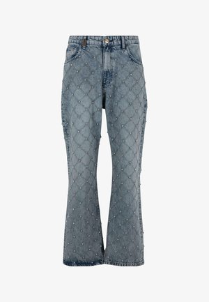 Ausgestellte blaue Jeans aus Denim mit einem gesteppten Muster, akzentuiert mit silbernen Nieten, fünf Taschen und einem Metallknopfverschluss.