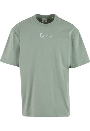 Grøn bomulds T-shirt med rund hals, korte ærmer, prydet med et hvidt signaturlogo på fronten. Blød tekstur, afslappet pasform.