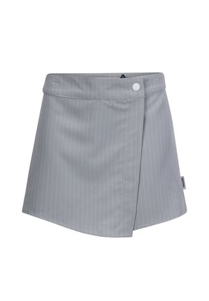 Gonna grigia a righe con design avvolgente, caratterizzata da una texture liscia, un'unica chiusura con bottone bianco e un piccolo etichetta del marchio sul lato.