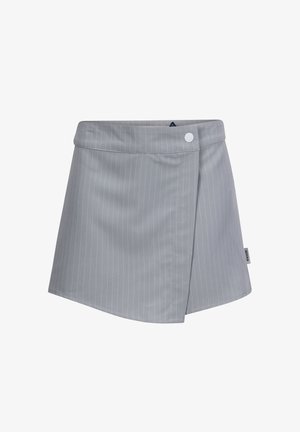 Grauer, gestreifter Rock mit Wickeldesign, der eine glatte Textur, einen einzelnen weißen Knopfverschluss und ein kleines Markenetikett an der Seite aufweist.