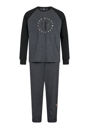 Maglietta a maniche lunghe grigio scuro con maniche raglan nere e logo circolare. Abbinata a pantaloni grigio scuro coordinati. Tessuto morbido, vestibilità comoda.