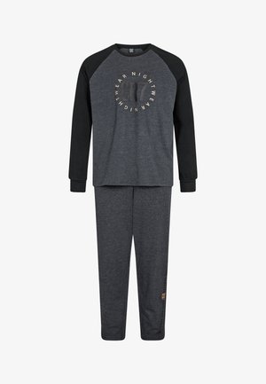 Dunkelgraues Langarmshirt mit schwarzen Raglanärmeln und rundem Logo. Kombiniert mit passenden dunkelgrauen Hosen. Weicher Stoff, lockere Passform.