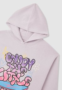 Jasnofioletowa bluza z kapturem z tekstem w stylu graffiti "Ciesz się z małych rzeczy" w różowym i fioletowym, ozdobiona gwiazdkami, błyskawicami, sercami i niebieską deskorolką.