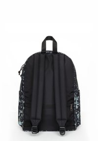 Zaino nero con spallacci imbottiti e motivo floreale sui lati. Presenta una texture liscia e una tasca con zip nella parte inferiore.