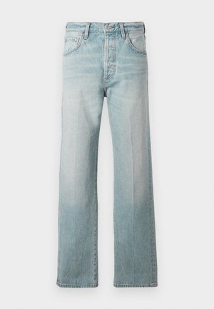 Jean en denim bleu clair avec une coupe droite, taille haute, poches avant et texture délavée. Fini avec une ceinture légèrement cousue.