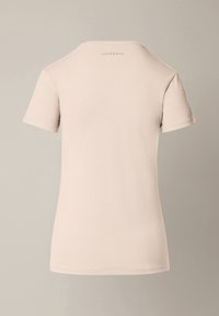 Beżowy t-shirt z krótkim rękawem wykonany z miękkiej tkaniny, z okrągłym dekoltem i dyskretnym logo z tyłu. Gładka faktura, regularny krój.