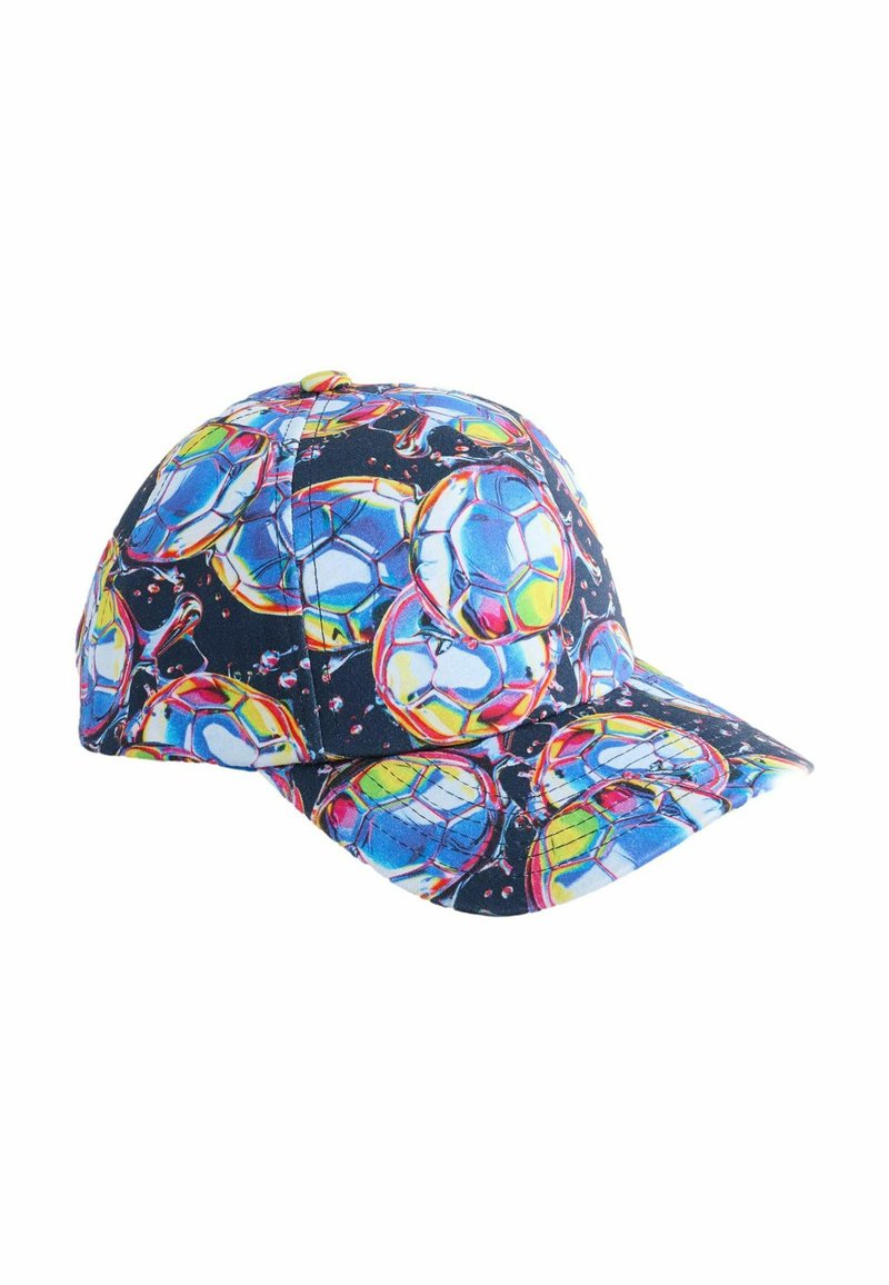 Színes baseball sapka, többszínű focilabdák mintájával, sötét háttérrel. Anyaga textil, ívelt napellenzővel és állítható pánttal.
