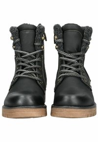 Botas de cuero negro con acentos texturizados en gris, ojetes de metal y cordones trenzados. Suelas de goma gruesa que ofrecen tracción y durabilidad.