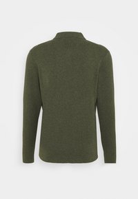 Långärmad, olivgrön stickad tröja med krage, sedd bakifrån mot en enkel vit bakgrund.