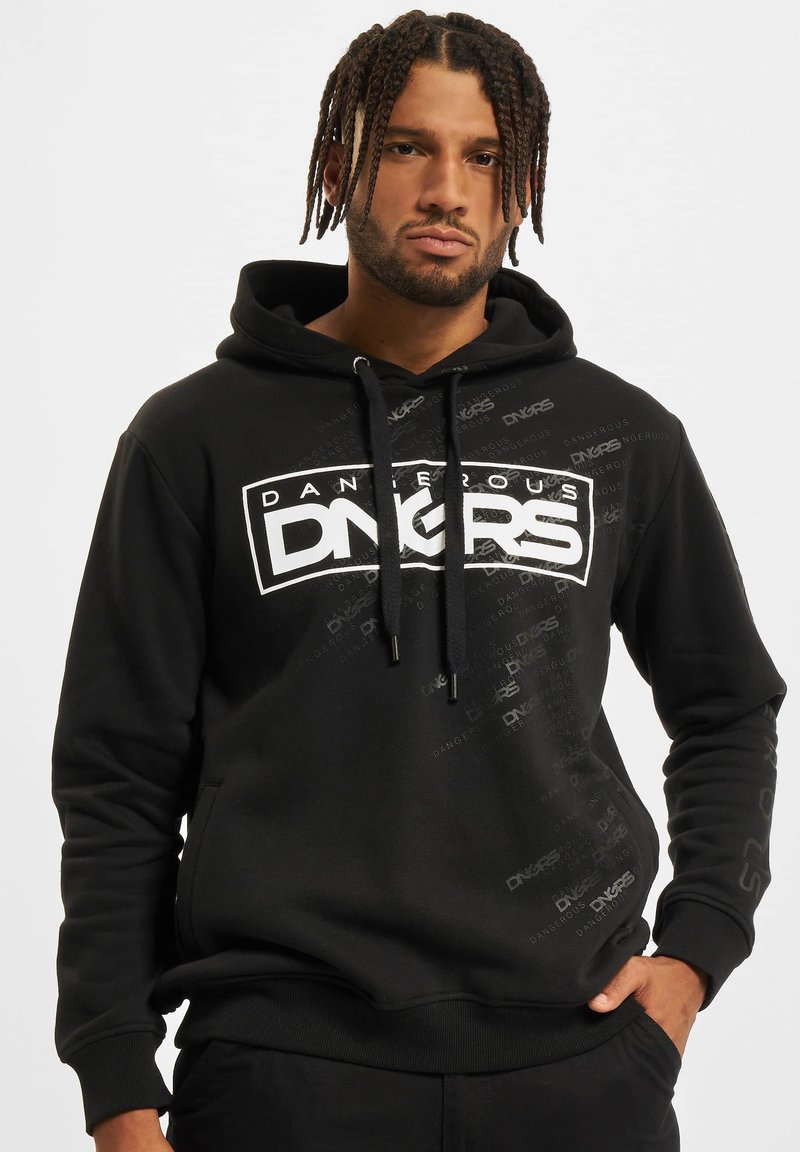 Sudadera con capucha negra, fabricada en tejido suave, que presenta un gran logo blanco y Prints de texto repetidos. Cuenta con un bolsillo tipo canguro en la parte frontal y cordones ajustables.