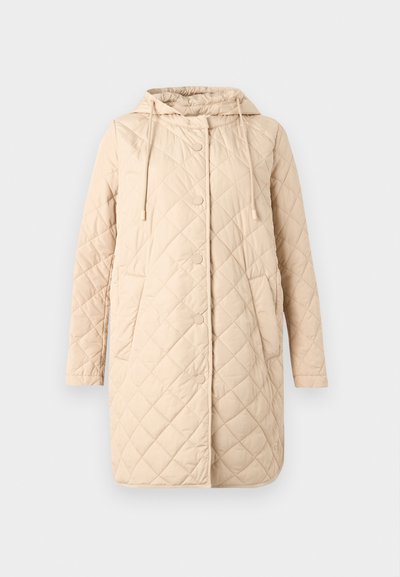 Μπεζ καπιτονέ παλτό με κουκούλα, με κουμπιά στην μπροστινή πλευρά, δύο πλαϊνές τσέπες και κορδόνι στη λαιμόκοψη. Ομαλή υφή με διαμάντι μοτίβο.