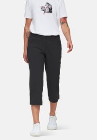 Μαύρο κοντό παντελόνι με χαλαρή εφαρμογή, κατασκευασμένο από ελαφρύ ύφασμα, με πλαϊνές τσέπες και διακριτική λογότυπη λεπτομέρεια στο πόδι.