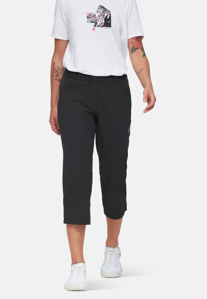 Μαύρο κοντό παντελόνι με χαλαρή εφαρμογή, κατασκευασμένο από ελαφρύ ύφασμα, με πλαϊνές τσέπες και διακριτική λογότυπη λεπτομέρεια στο πόδι.