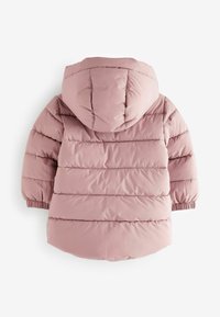 Veste rembourrée de couleur rose pâle, dotée d'une capuche, de poignets élastiques et d'un design matelassé horizontal pour l'isolation. Matériau lisse et léger.