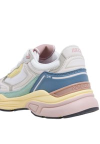Baskets chunky avec un design multicolore dans des teintes pastel. Composées de matériaux en mesh et en cuir, avec un talon signé et une semelle texturée.