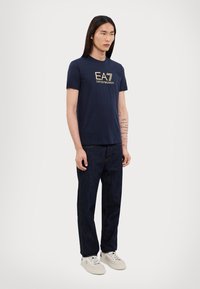 EA7 Emporio Armani T-shirts med print - armani blue